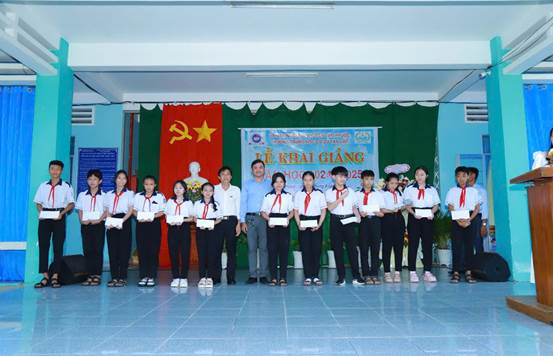 Trao_Hoc_Bong_Dau_Nam_hoc_2024_2.jpg