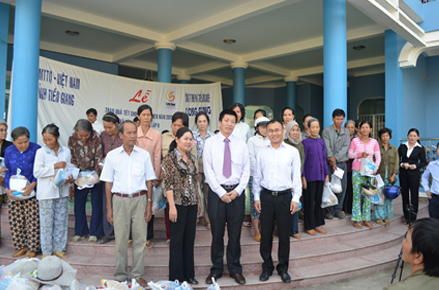 Các hộ nhận quà cùng Cán bộ huyện xã và Ô. Weng Ming Zhao, Ô. Yu Suo