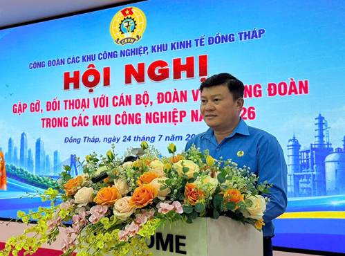 同塔省工业区、经济区工会主席阮清闲在会议上开幕致辞
