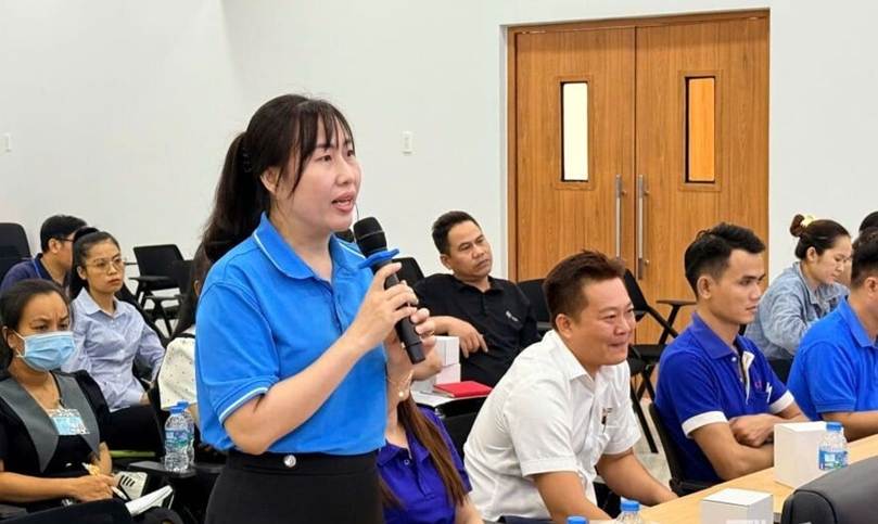 工会会员、劳动者在会议上发言