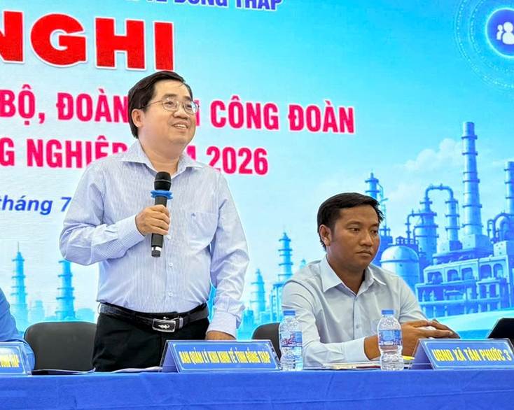 同塔省经济区管理委员会副主任阮清武先生就职责权限范围内的问题进行解答